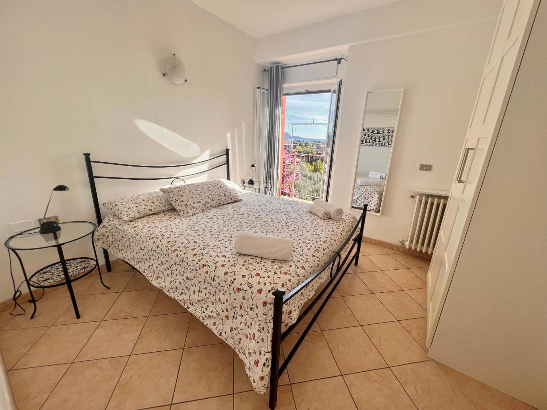 One-Bedroom Apartment with Lake View and Balcony