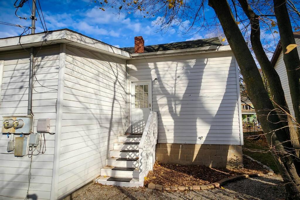 Vibrant 2 Bed Located Downtown Close to Soaring Eagle CMU