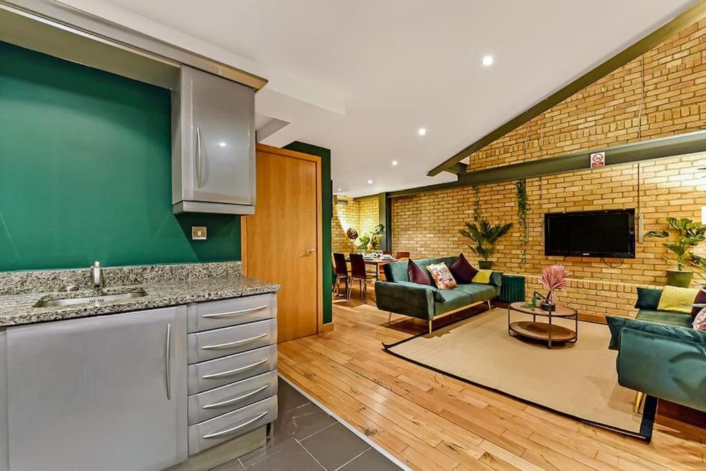 Spacious 2 Bed Urban Jungle Flat, Central London