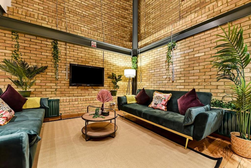 Spacious 2 Bed Urban Jungle Flat, Central London