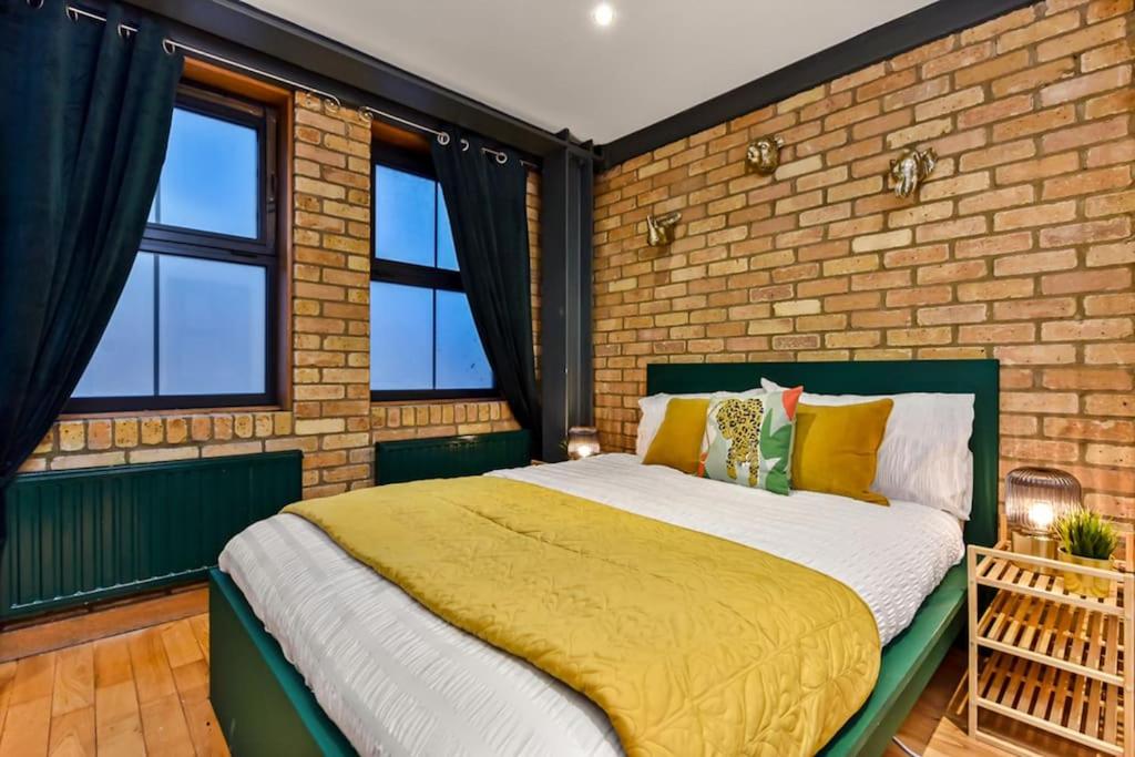 Spacious 2 Bed Urban Jungle Flat, Central London