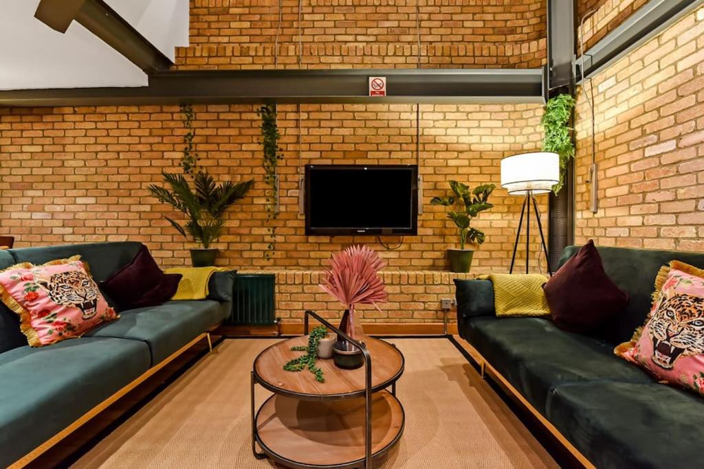 Spacious 2 Bed Urban Jungle Flat, Central London