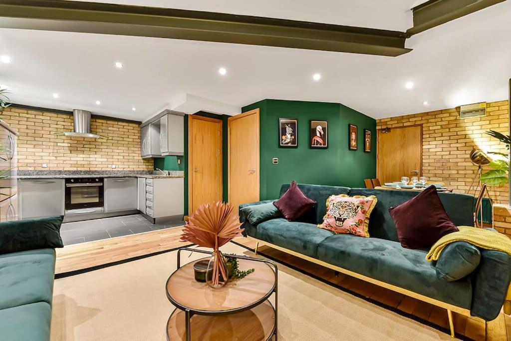 Spacious 2 Bed Urban Jungle Flat, Central London