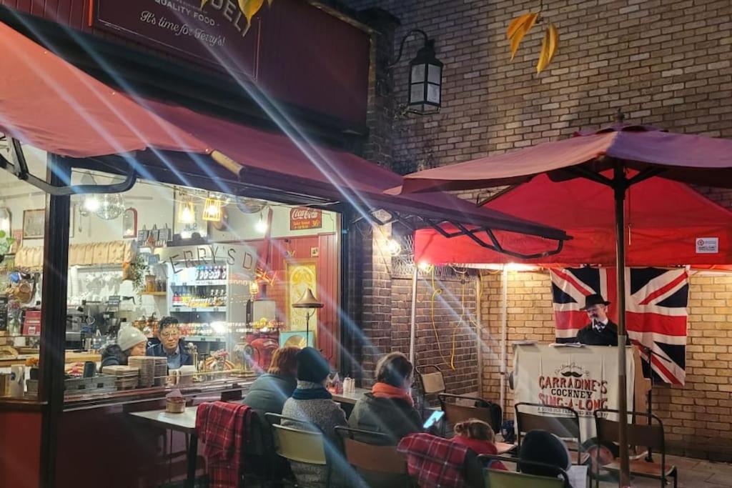 Spacious 2 Bed Urban Jungle Flat, Central London