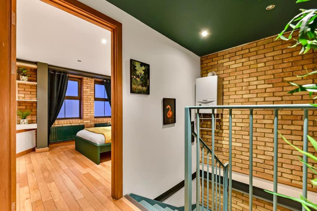 Spacious 2 Bed Urban Jungle Flat, Central London