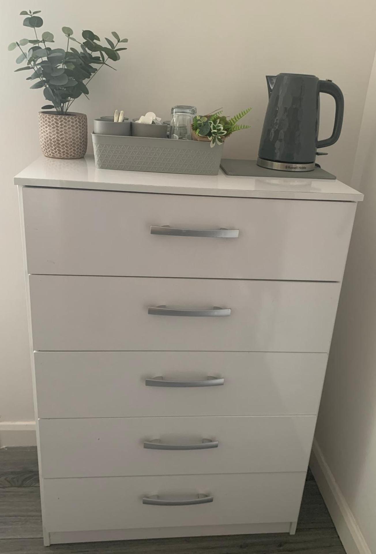 BYRON SQUARE COTTAGE