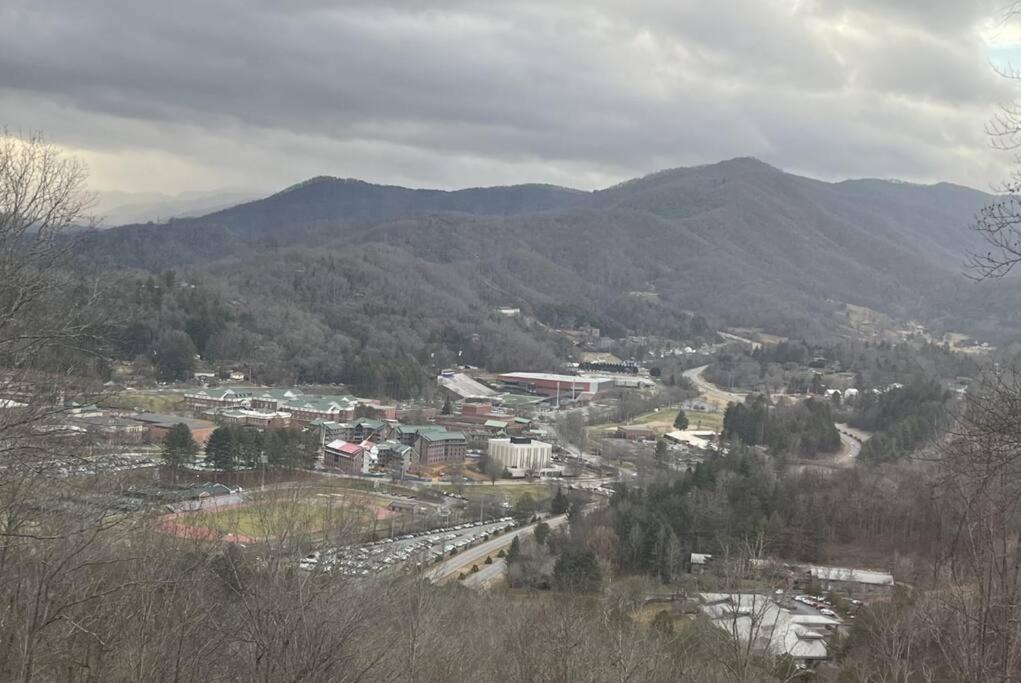 2 Bedroom Apartment overlooks WCU and Cullowhee NC - Smoke and Pet free