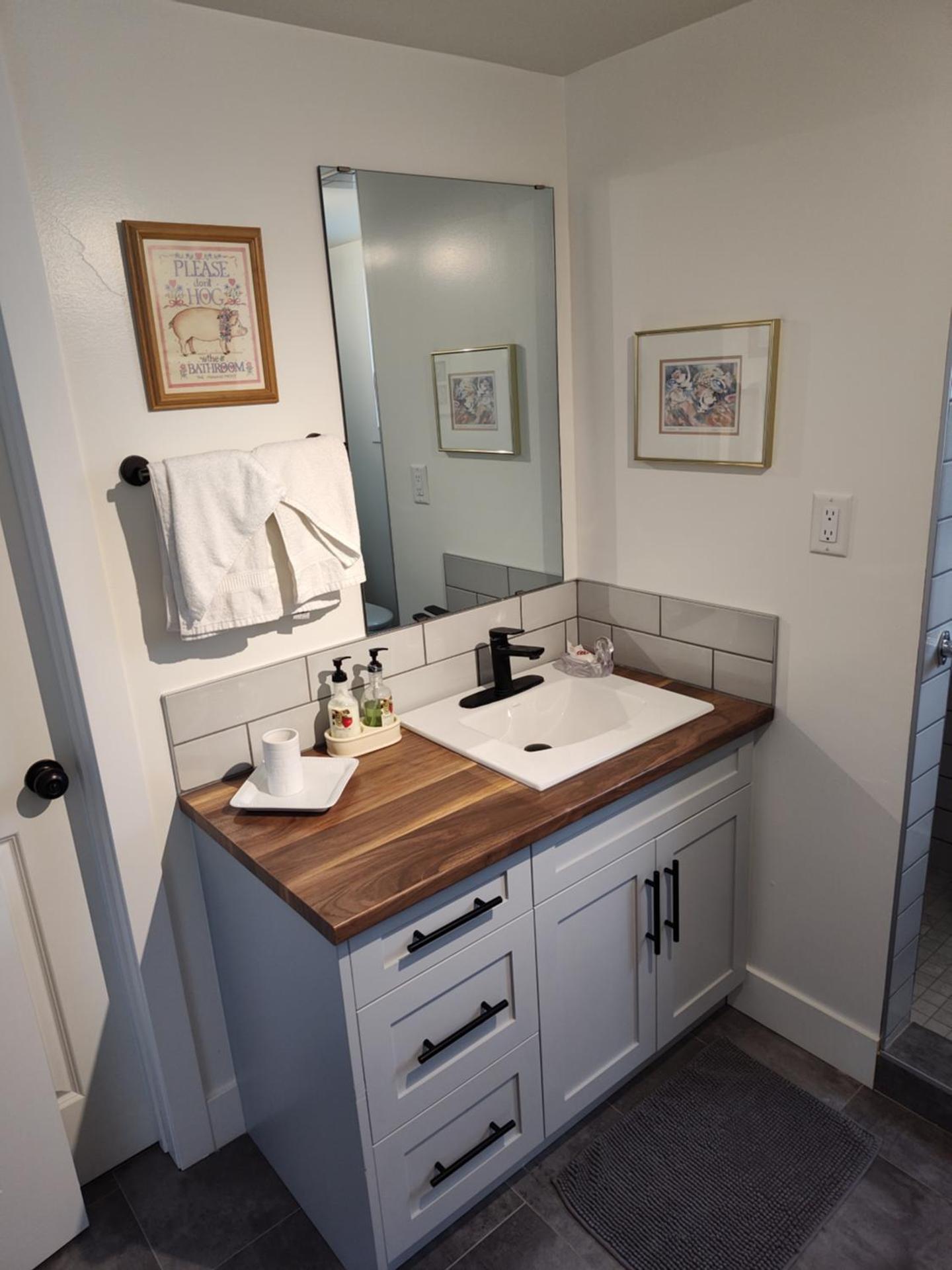 Tranquil & Tasteful One Bdrm Private Suite NE