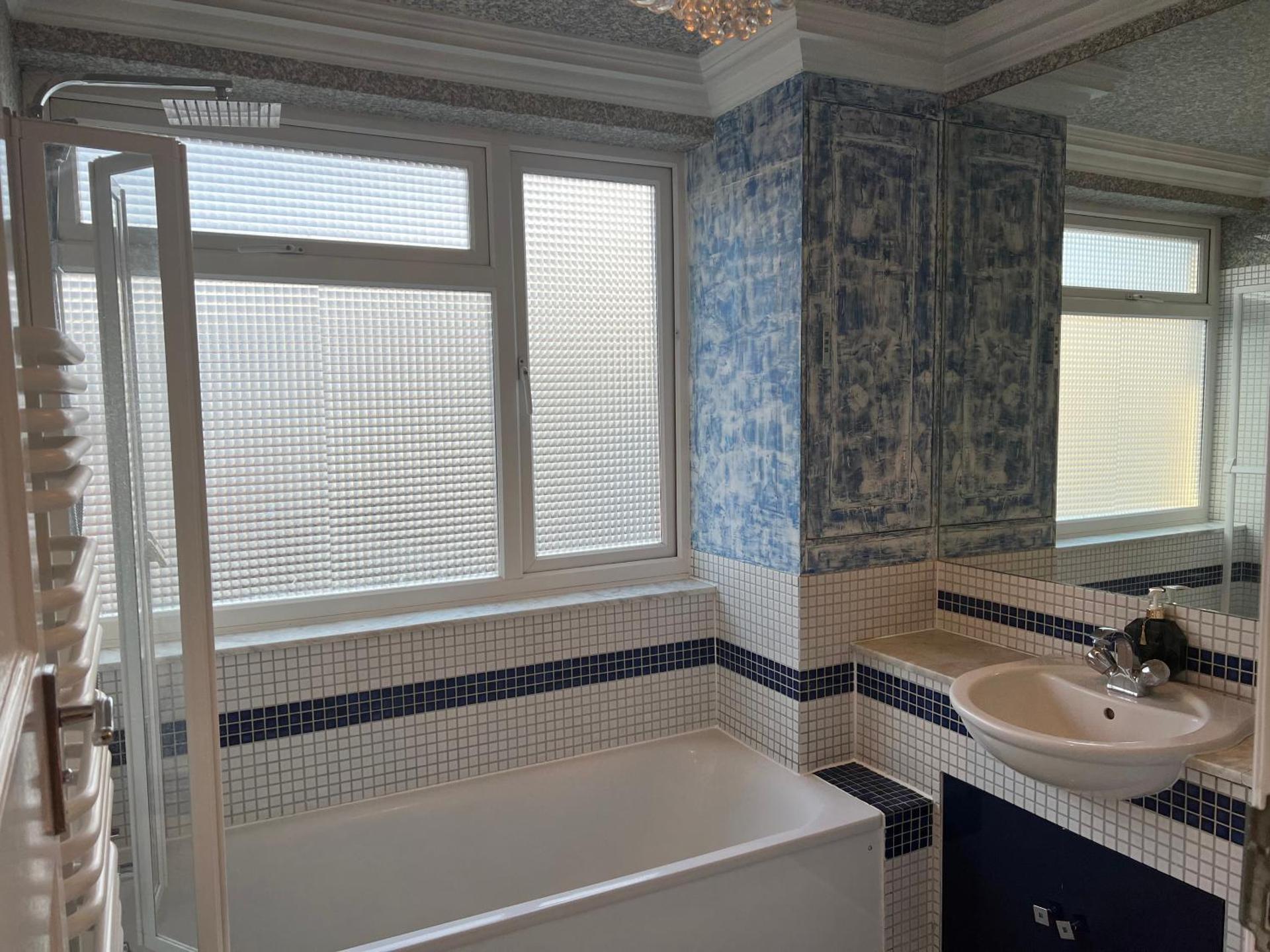 TJ Homes - One double bed room with garden view - Next to tube station