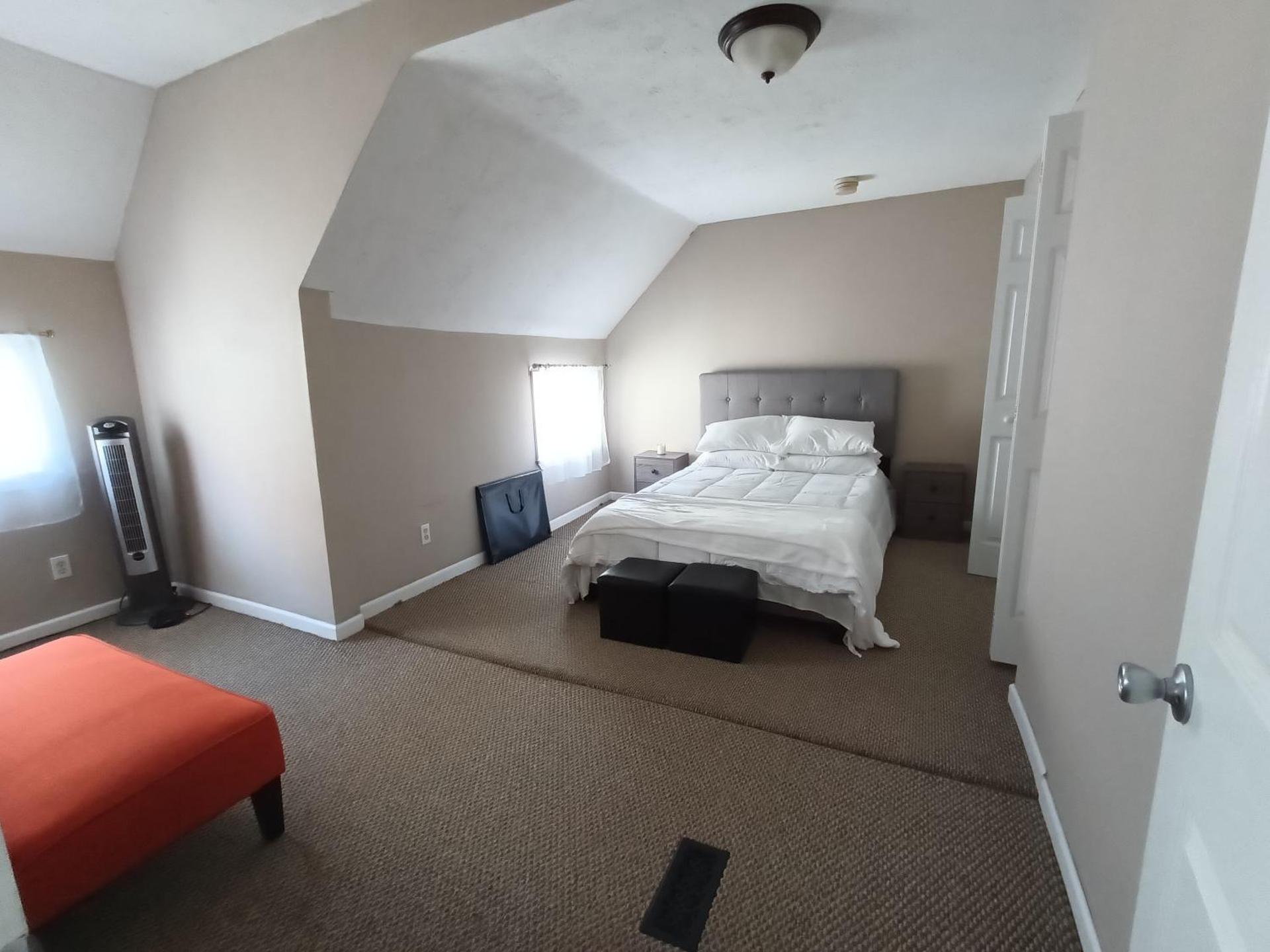 Cozy Updated 3-BR apartment near Peace Bridge