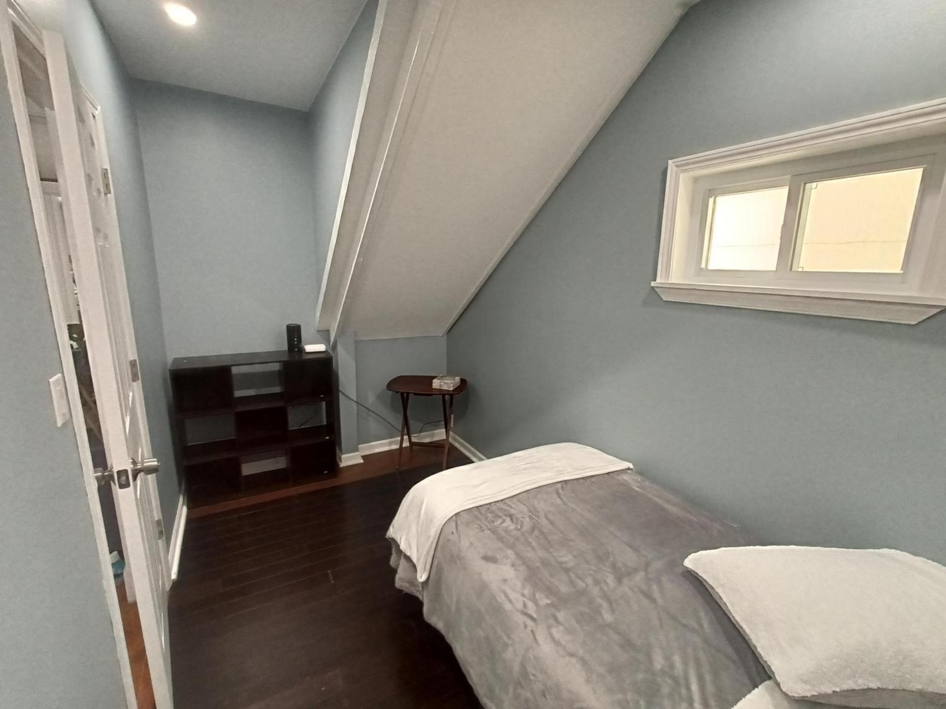 Cozy Updated 3-BR apartment near Peace Bridge