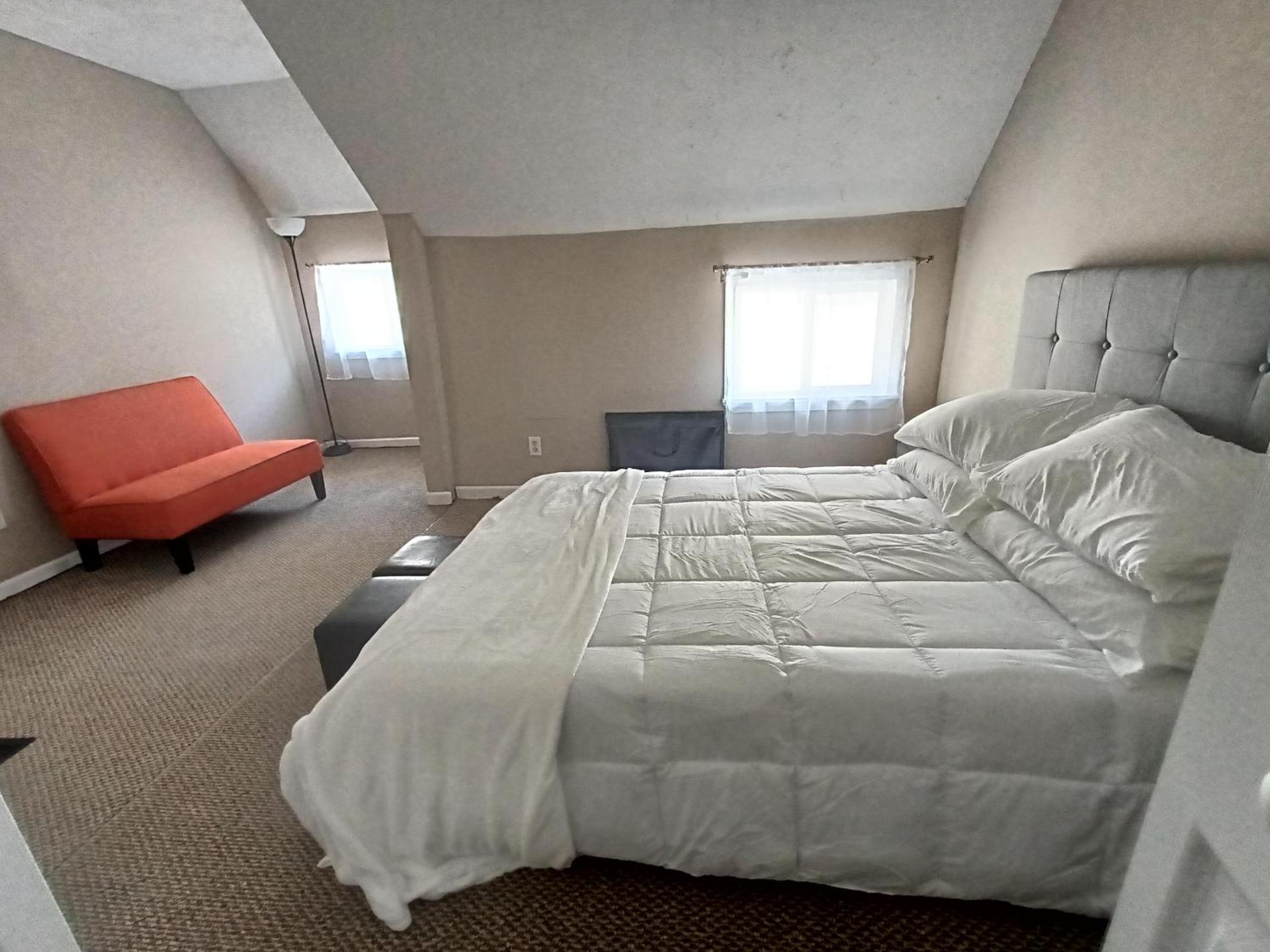 Cozy Updated 3-BR apartment near Peace Bridge