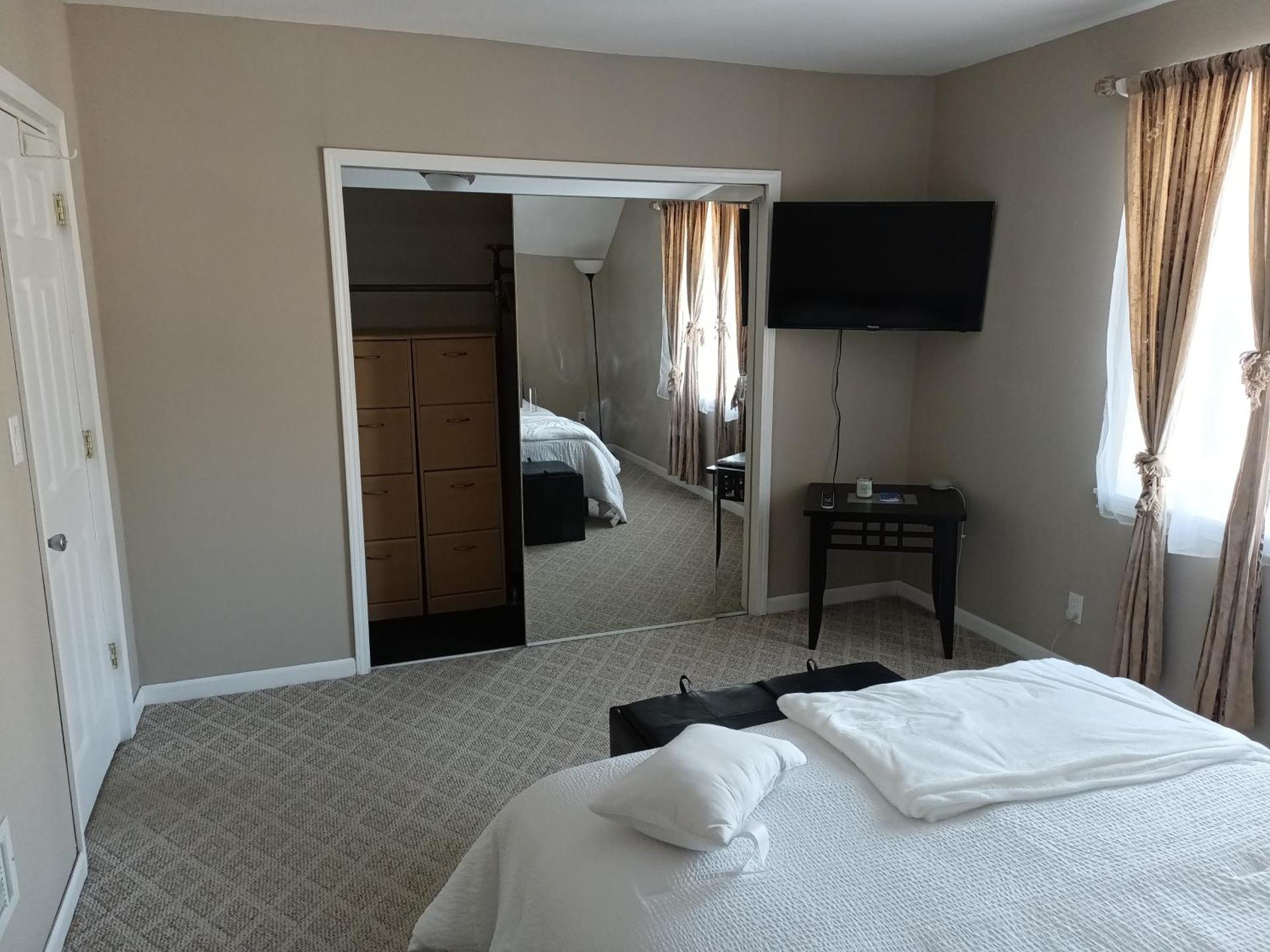 Cozy Updated 3-BR apartment near Peace Bridge