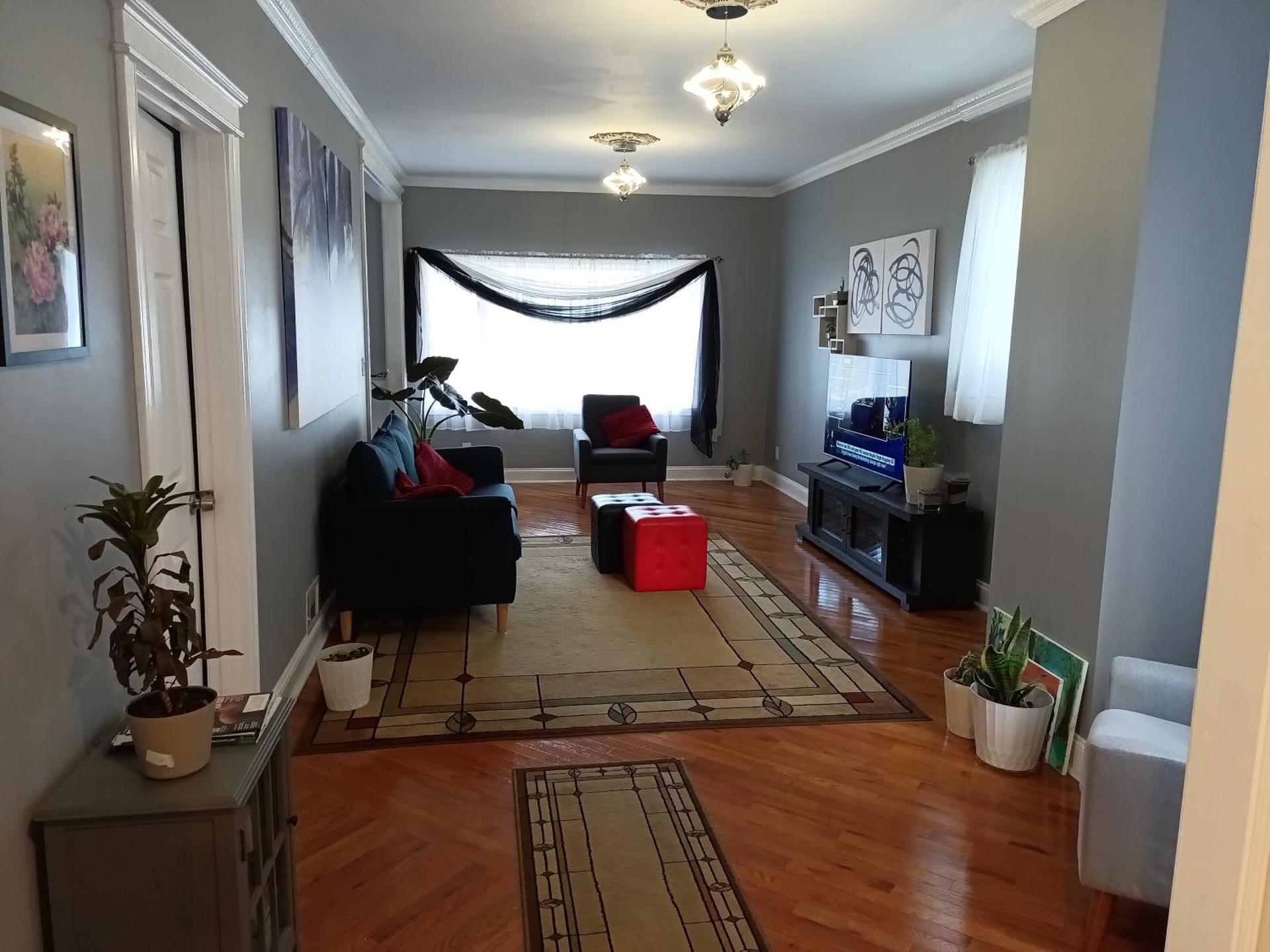 Cozy Updated 3-BR apartment near Peace Bridge