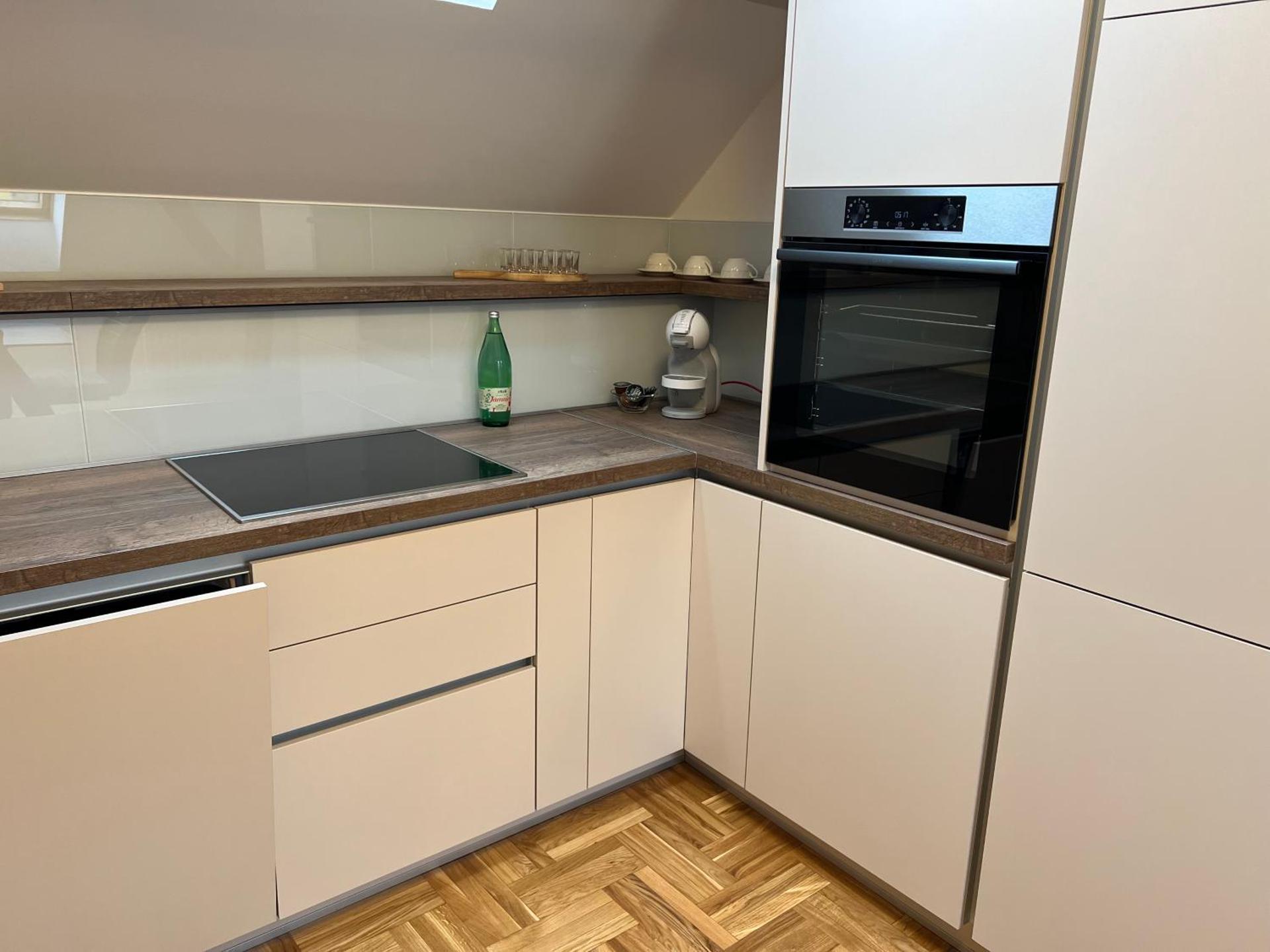 La Luna Rustic Deluxe Apartment with Pool & Jacuzzi, Bikes and Covered Parking