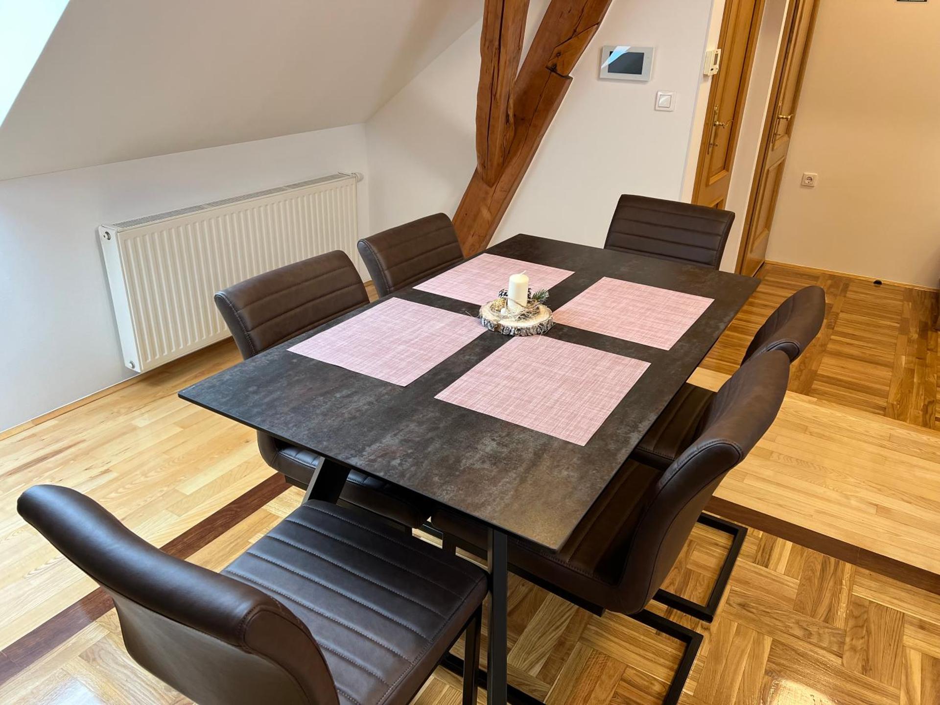 La Luna Rustic Deluxe Apartment with Pool & Jacuzzi, Bikes and Covered Parking