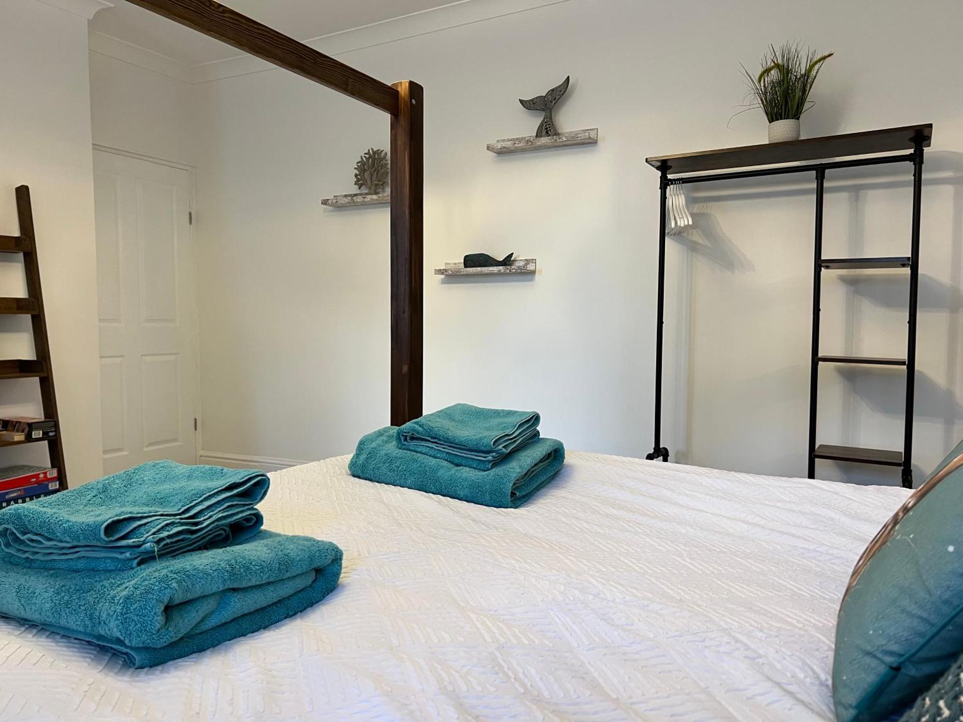 Large Three bed Two bathroom flat in Central Torquay