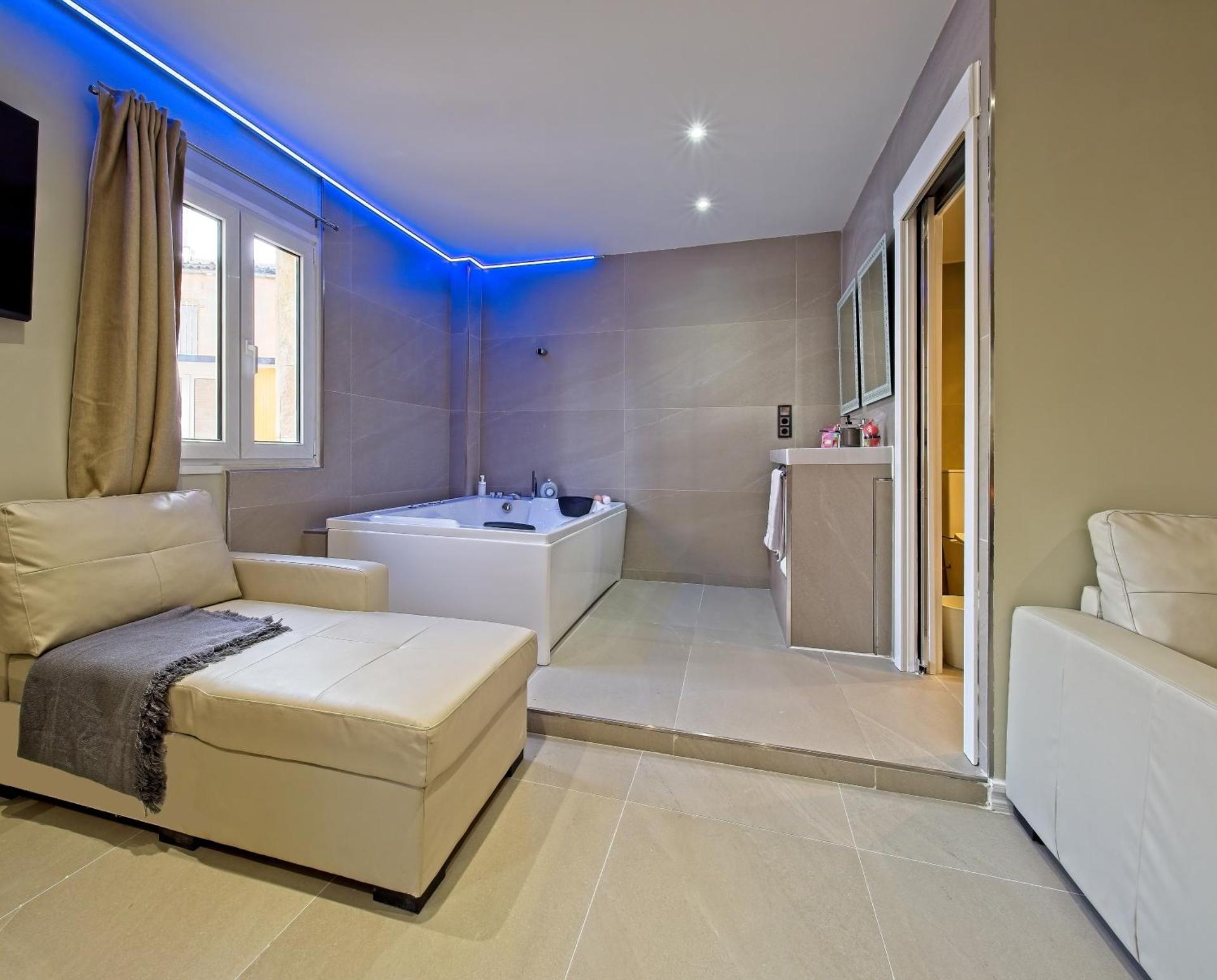 King Room with Spa Bath