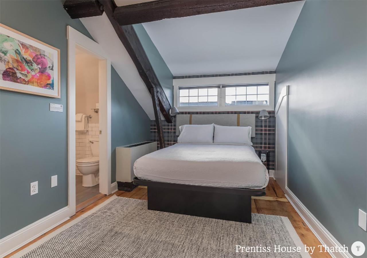 Camera Queen Standard