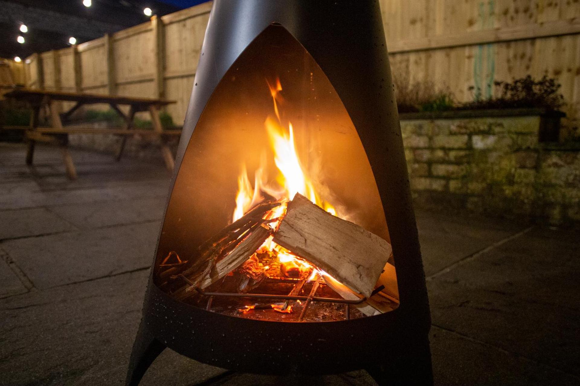 The Stables - Quirky one bed holiday home with wood fired hot tub