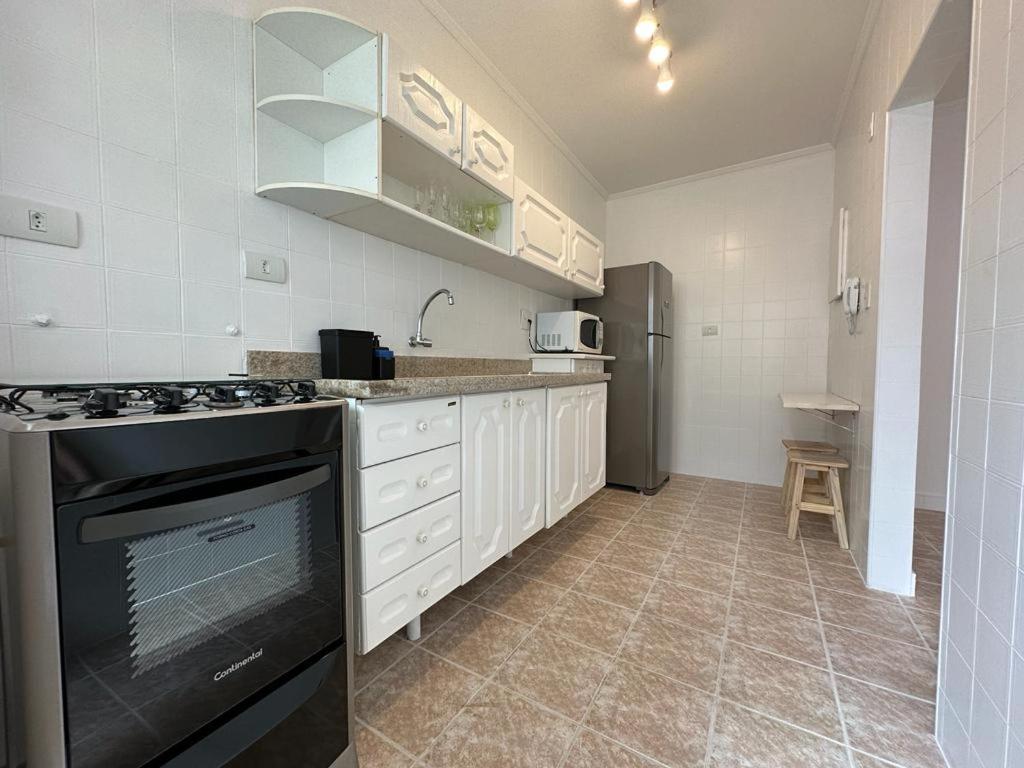 Ap 1! Super aconchegante, apenas 250 metros da praia da Enseada!