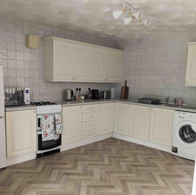 Seaside Cottage, 8min walk to beach. Dog friendly.