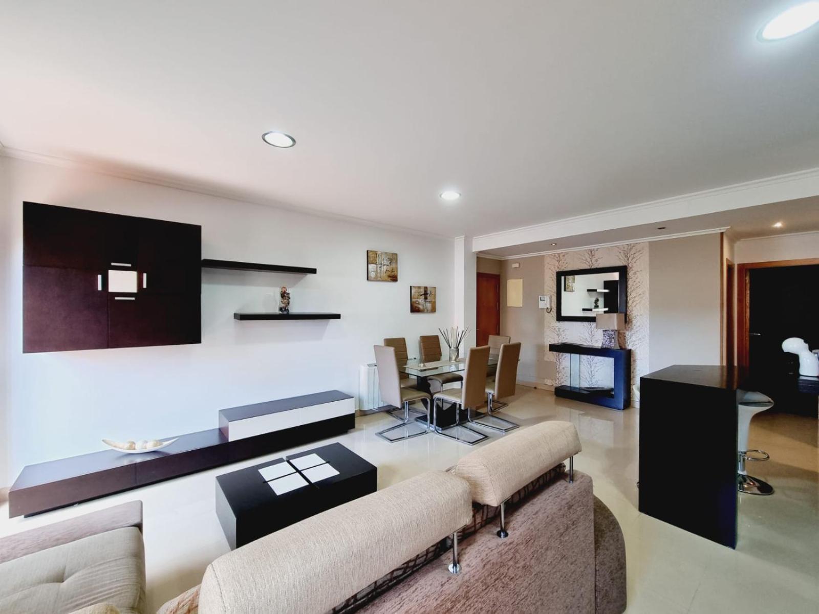 Apartamento con terraza y piscina