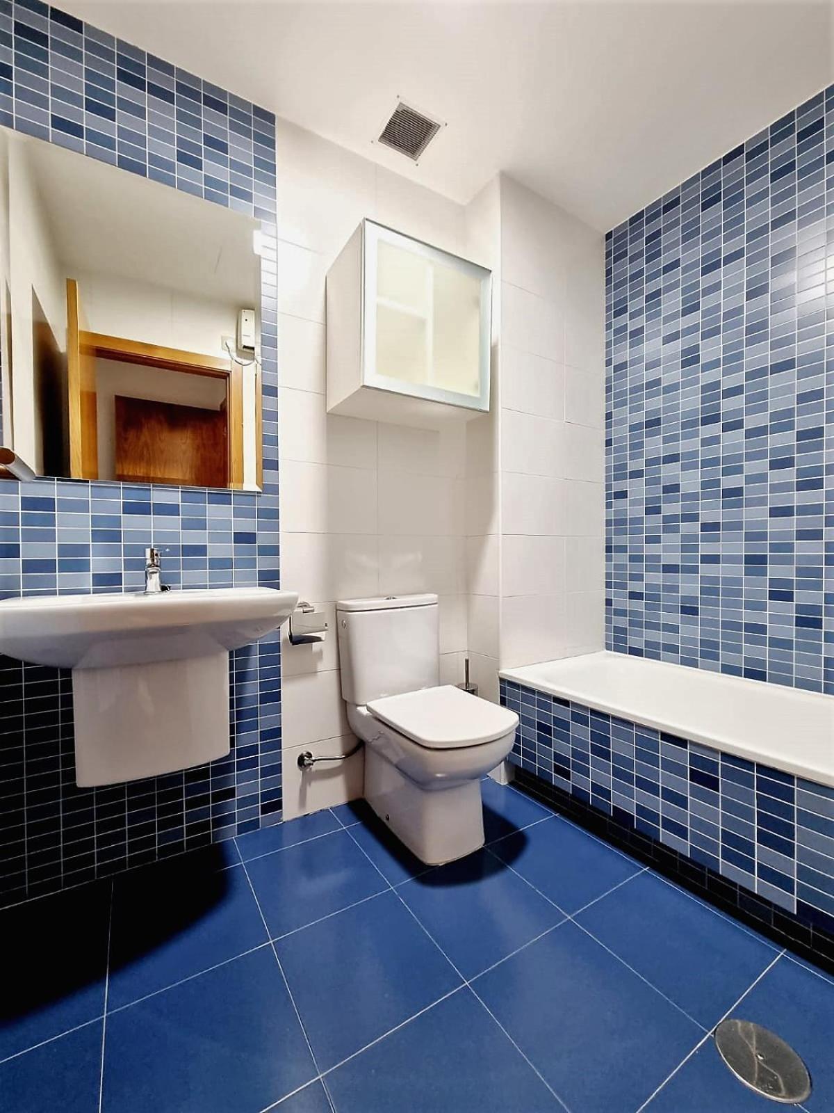 Apartamento con terraza y piscina