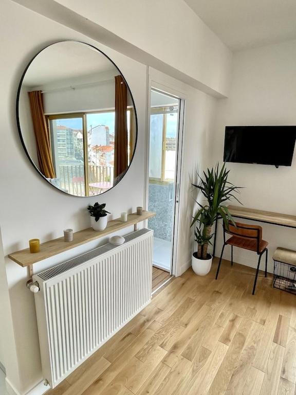 Superb top floor studio, Biarritz center.