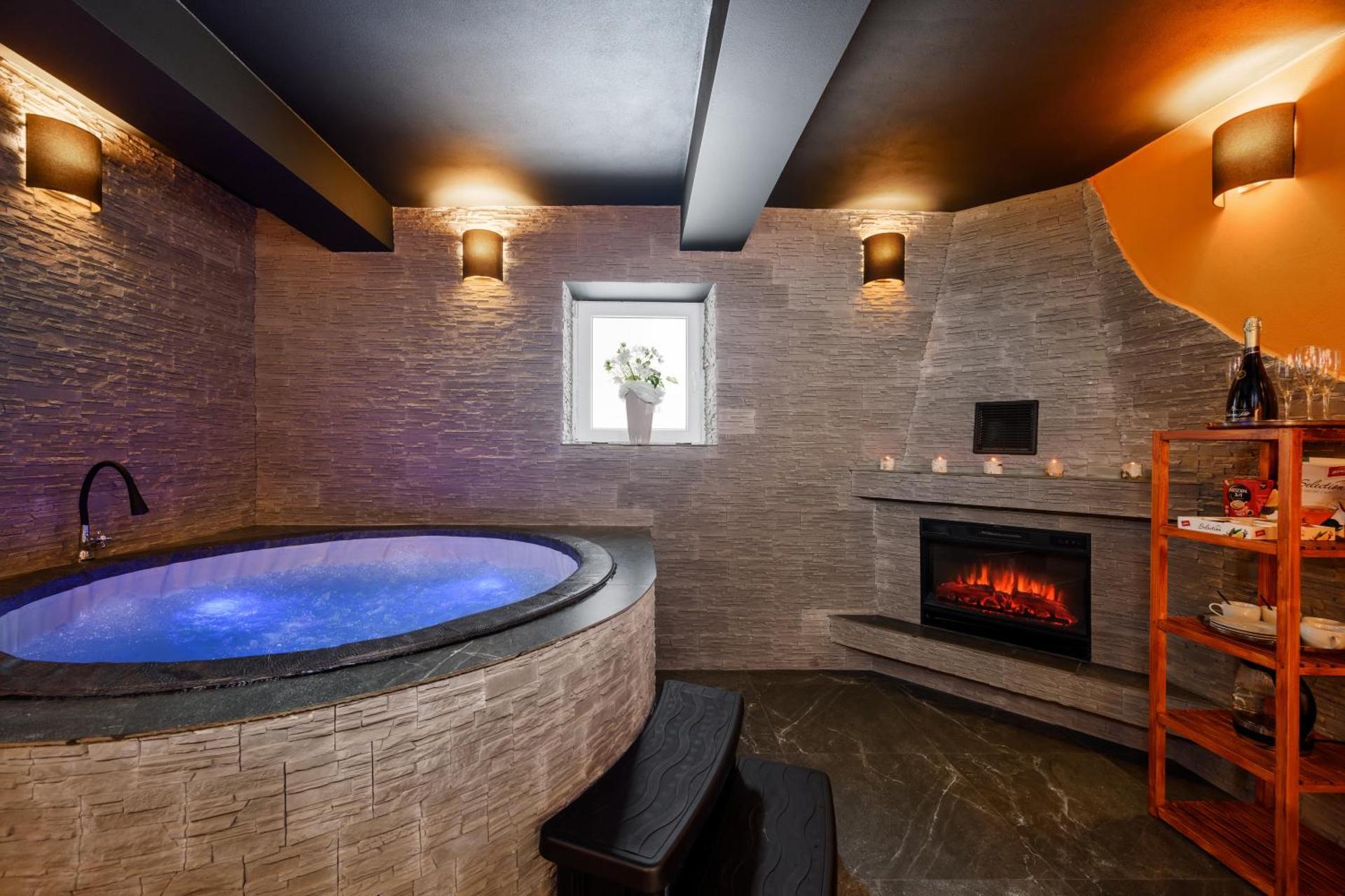 Studio with Spa Bath