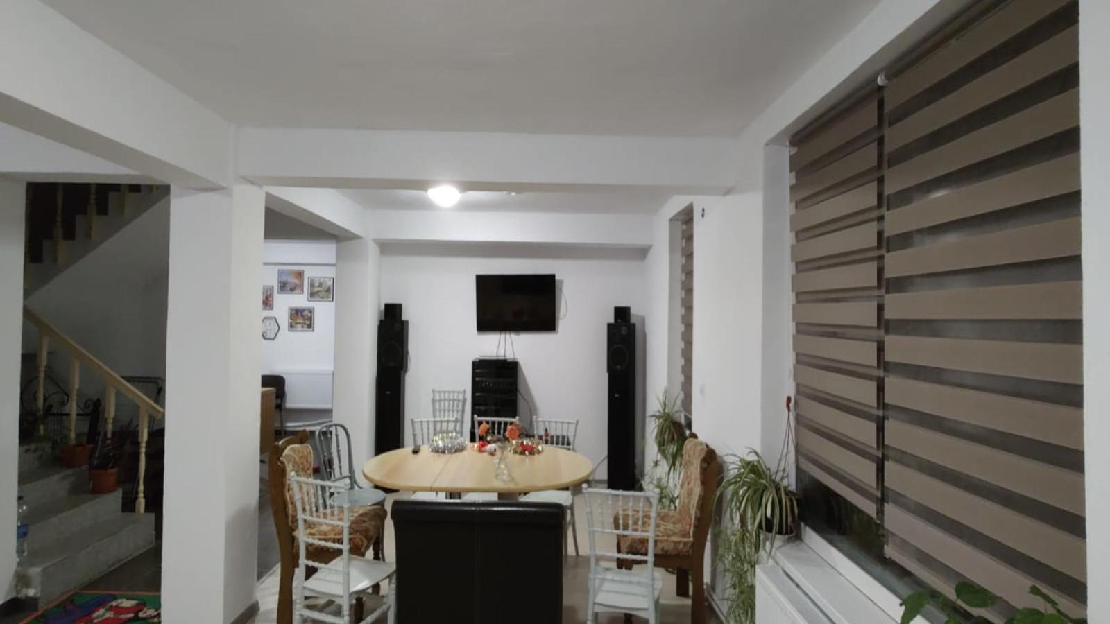 Camera de la Bunici - o poarta catre oriunde