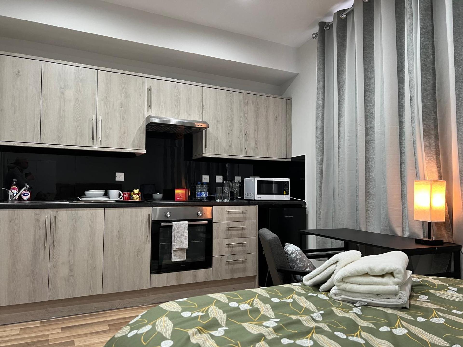 La Vie - Entire Apartment - Next to Central District Elizabeth line Tube Station - Near Central London & Wembley