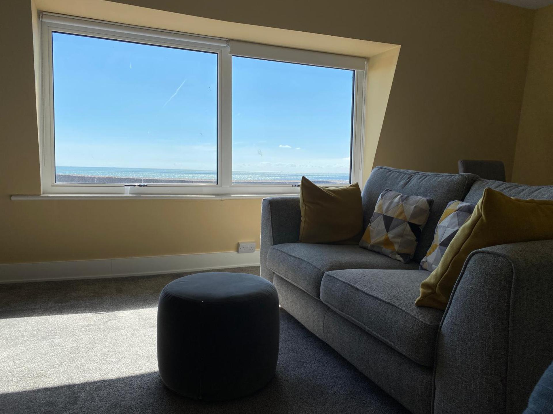 Sky Lounge - Beachfront top floor apartment with stunning veiws