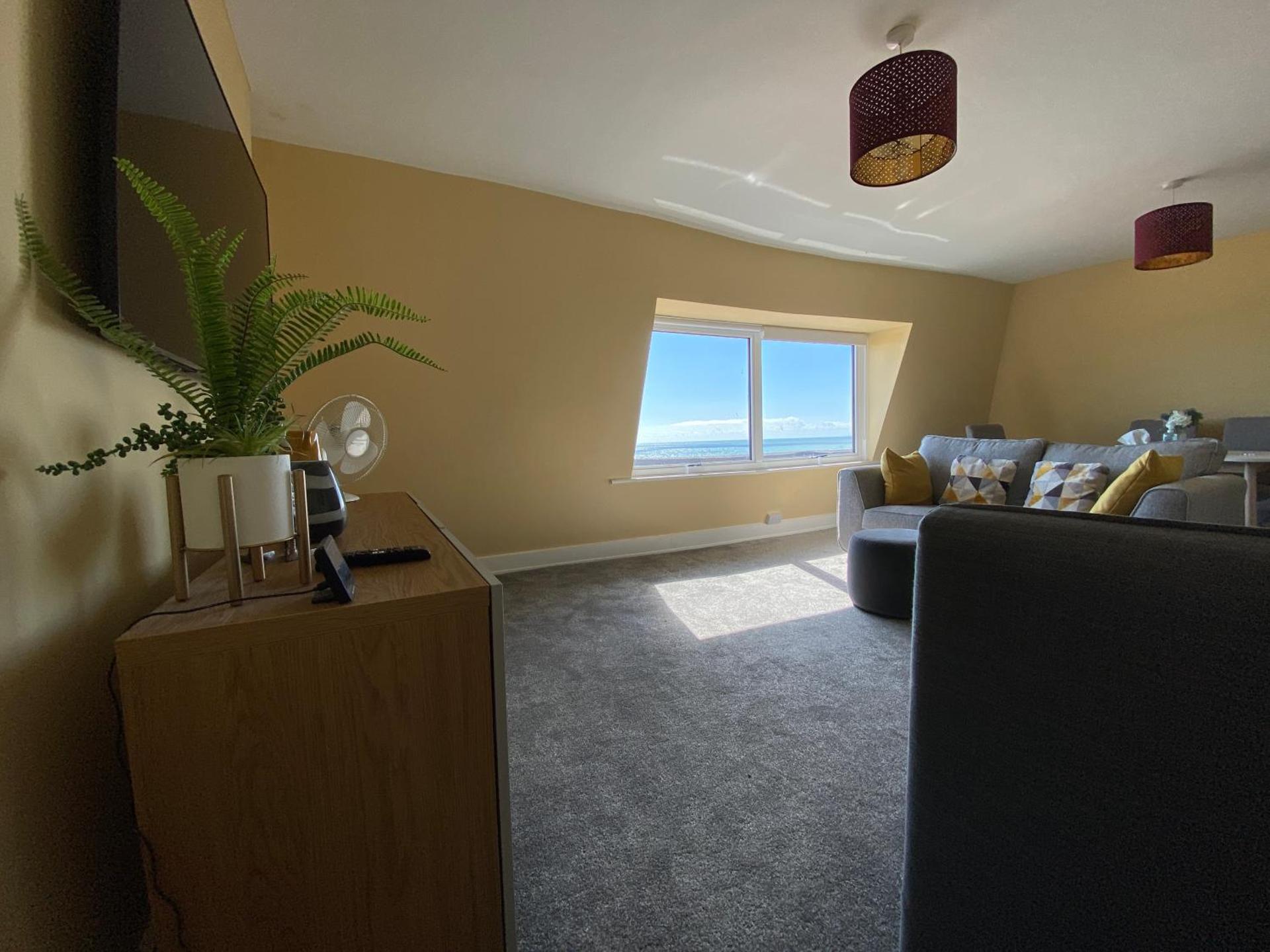 Sky Lounge - Beachfront top floor apartment with stunning veiws