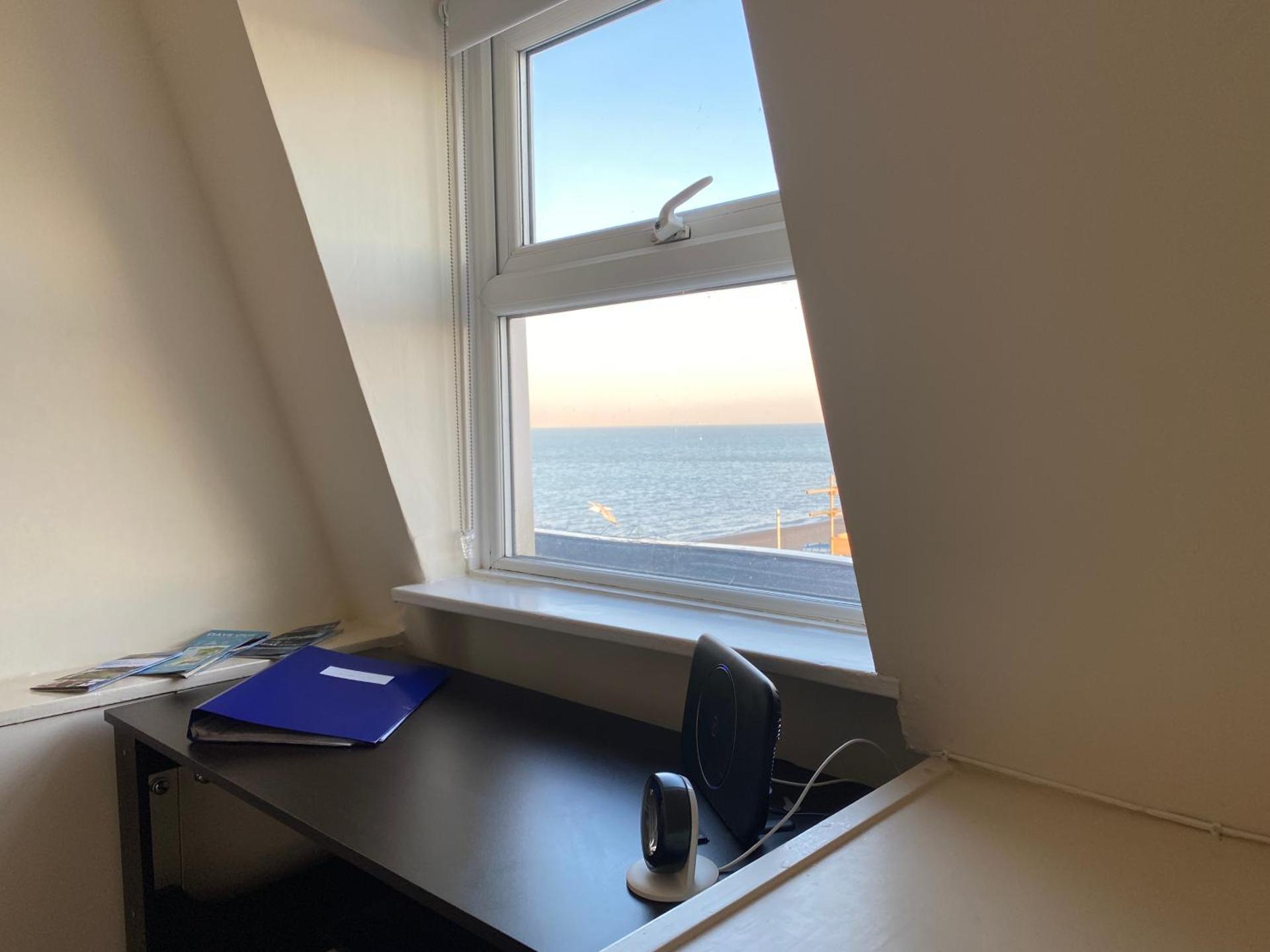 Sky Lounge - Beachfront top floor apartment with stunning veiws