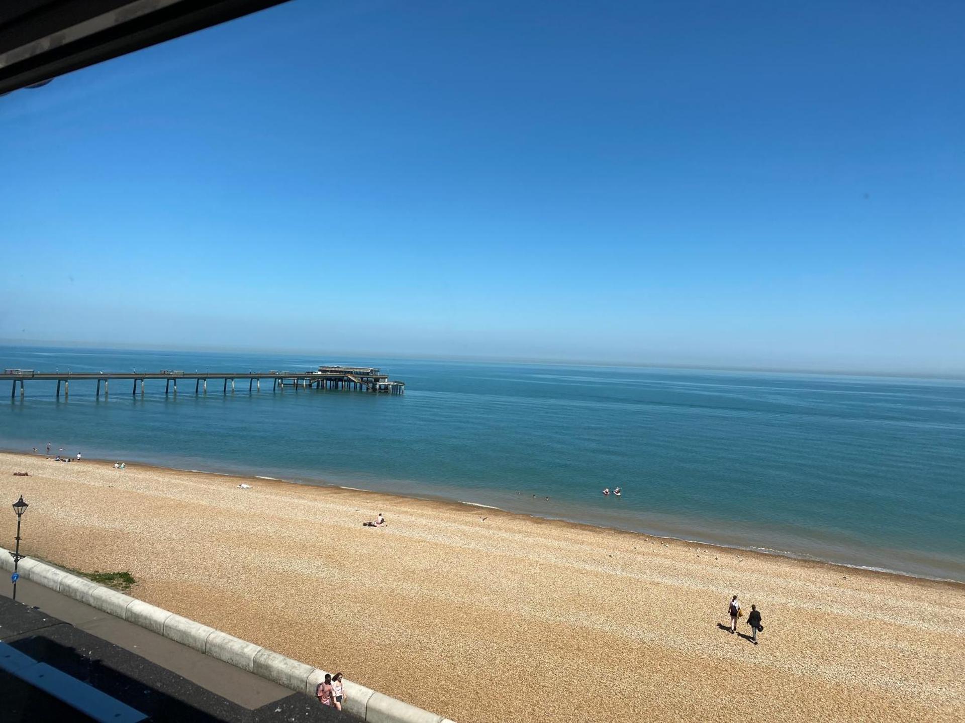 Sky Lounge - Beachfront top floor apartment with stunning veiws