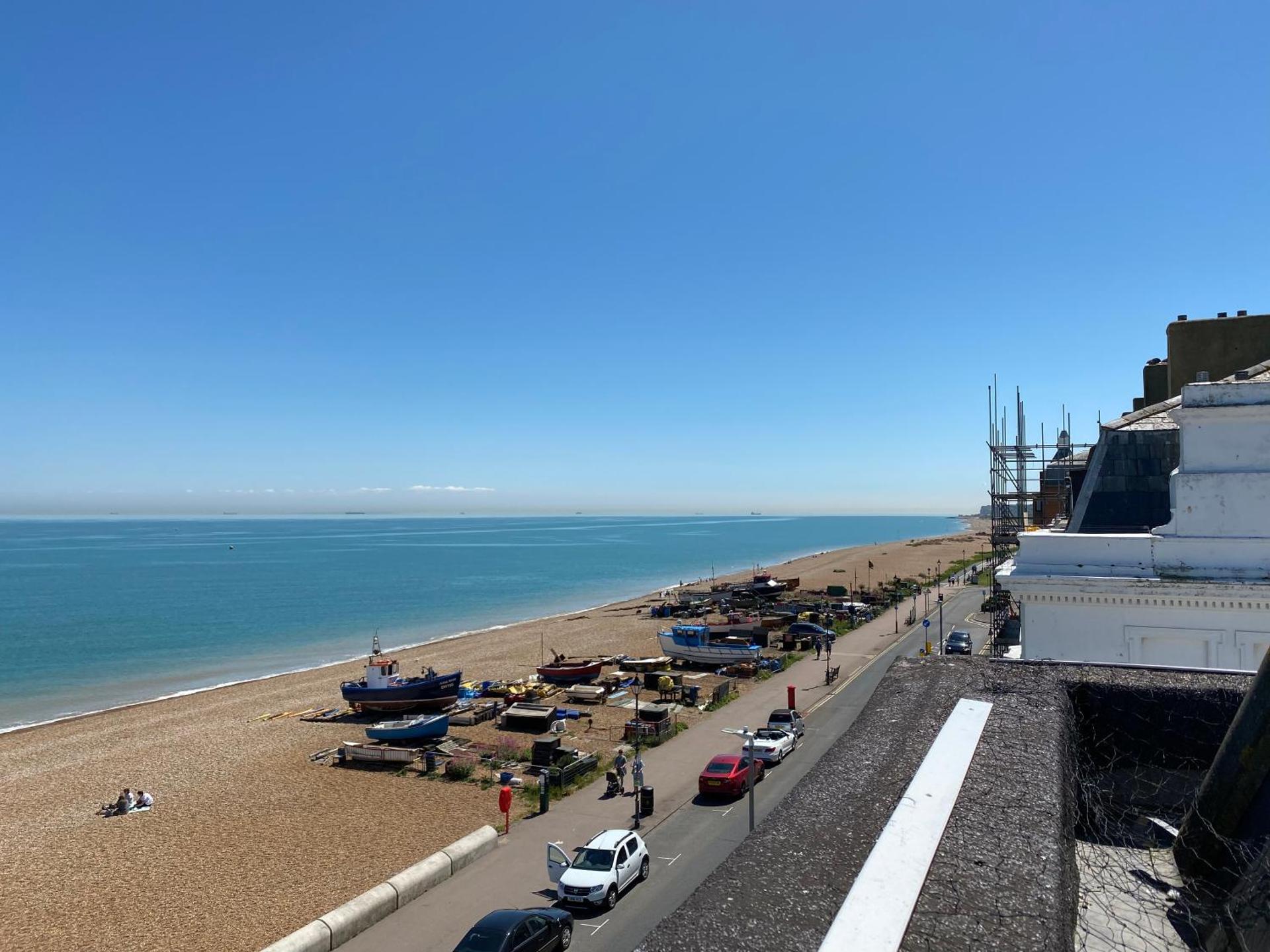 Sky Lounge - Beachfront top floor apartment with stunning veiws