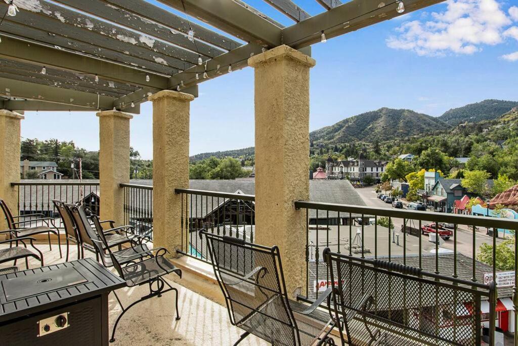 The Owl's Nest @ Manitou: Mtn Views on Main Street