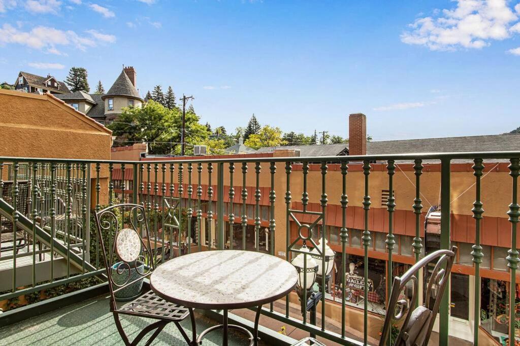 The Owl's Nest @ Manitou: Mtn Views on Main Street