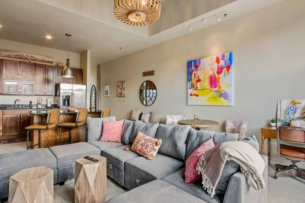 The Owl's Nest @ Manitou: Mtn Views on Main Street