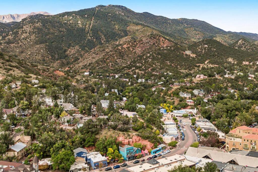 The Owl's Nest @ Manitou: Mtn Views on Main Street