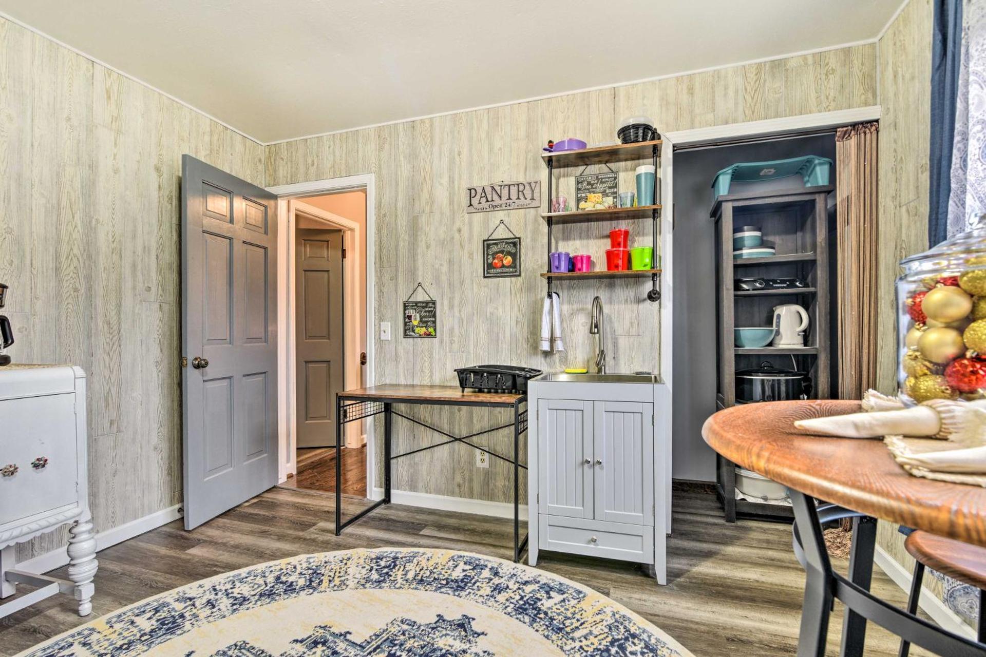 Clio Apt on 3 Acres, 14 Mi to Frankenmuth!