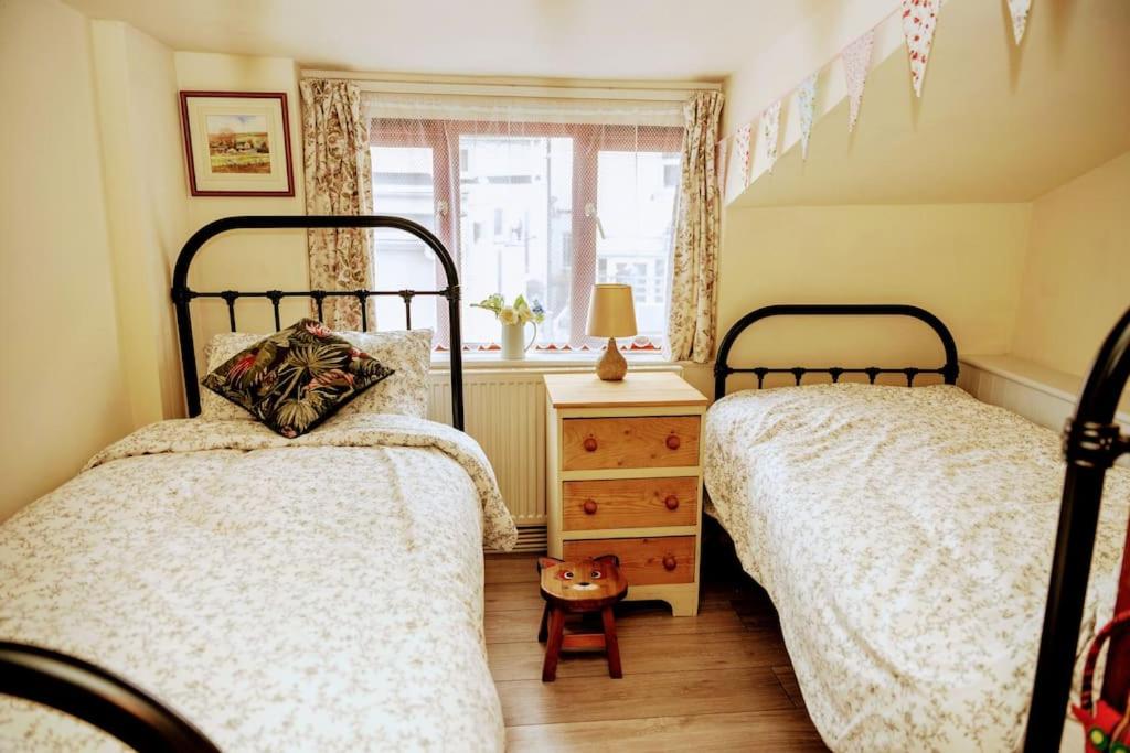 Spacious Charming Cottage near Lake and Sea