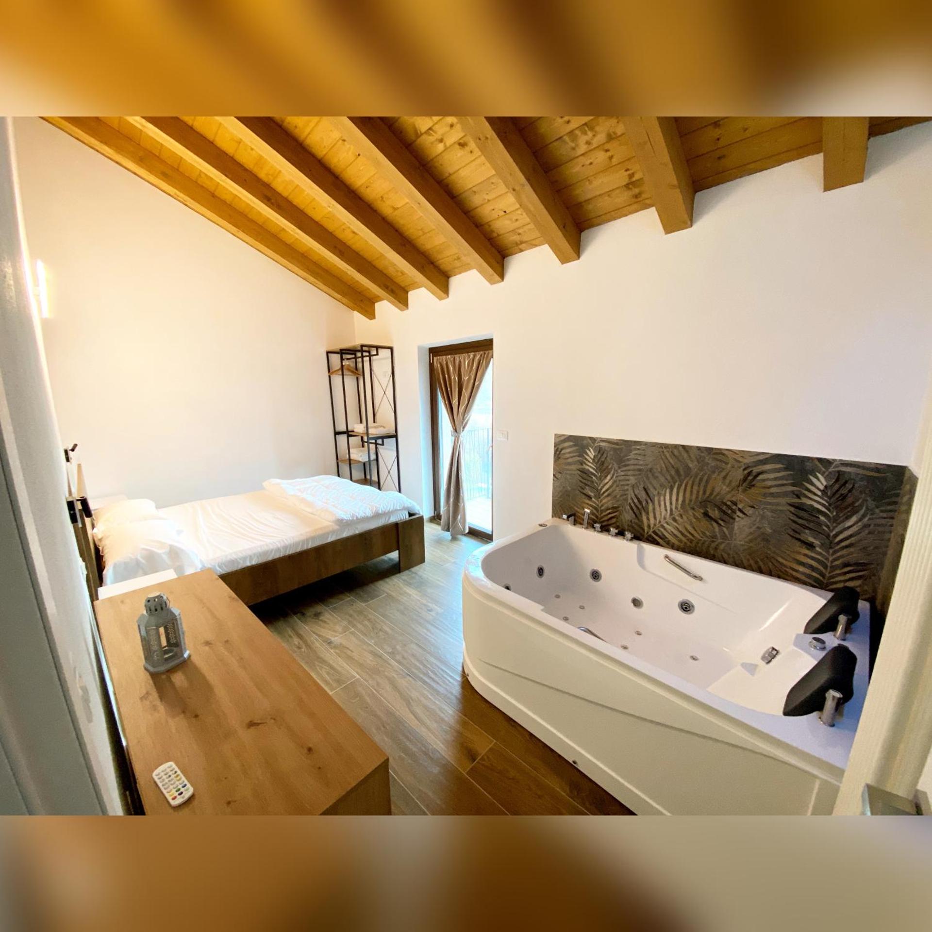 Apartment with Hot Tub