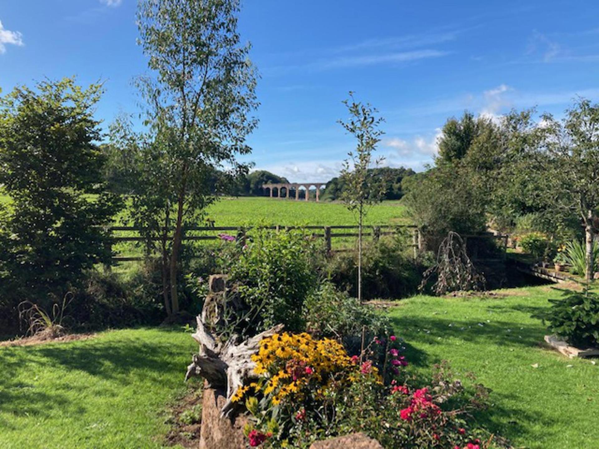 Cosy 2-Bed Cottage with Garden near Carlisle