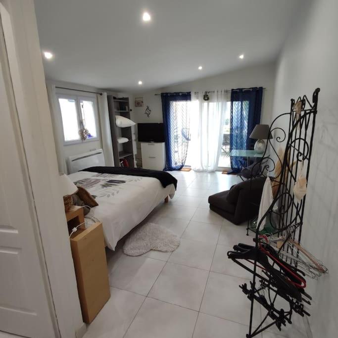 Studio indépendant dans villa, parking gratuit.