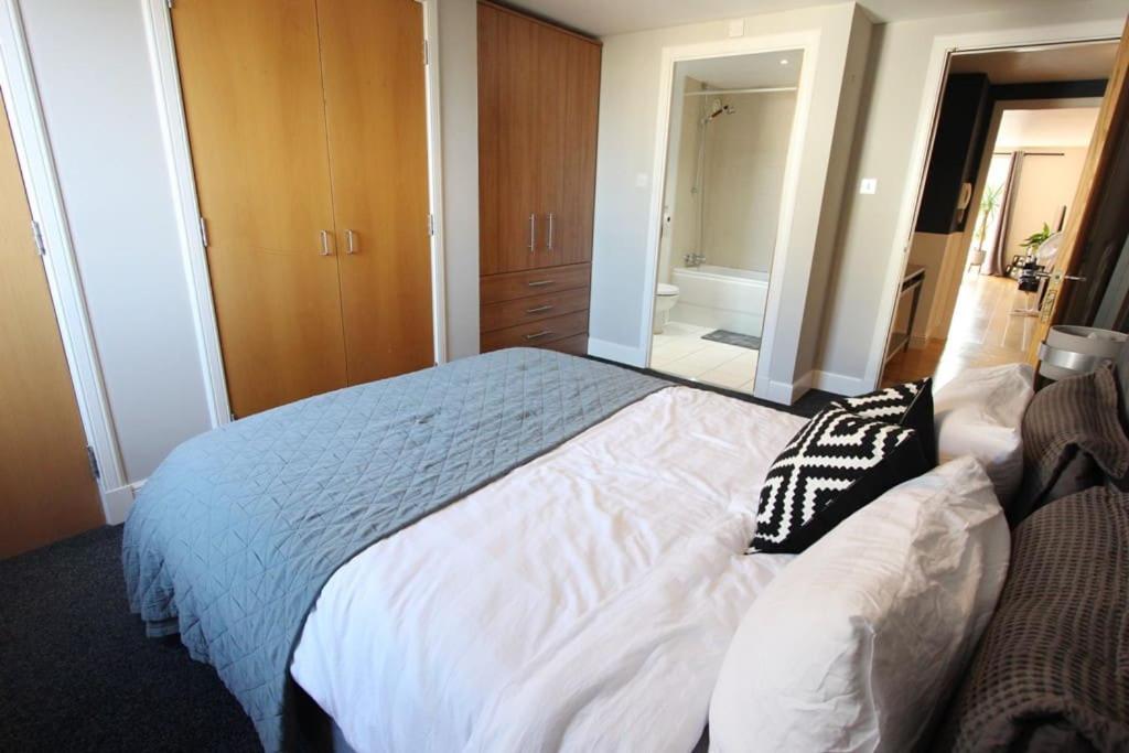 Spacious 2 Bed, 2 Bath apartment -The Shore, Leith