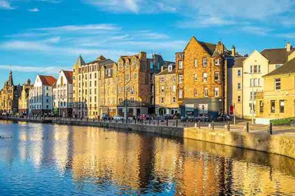 Spacious 2 Bed, 2 Bath apartment -The Shore, Leith