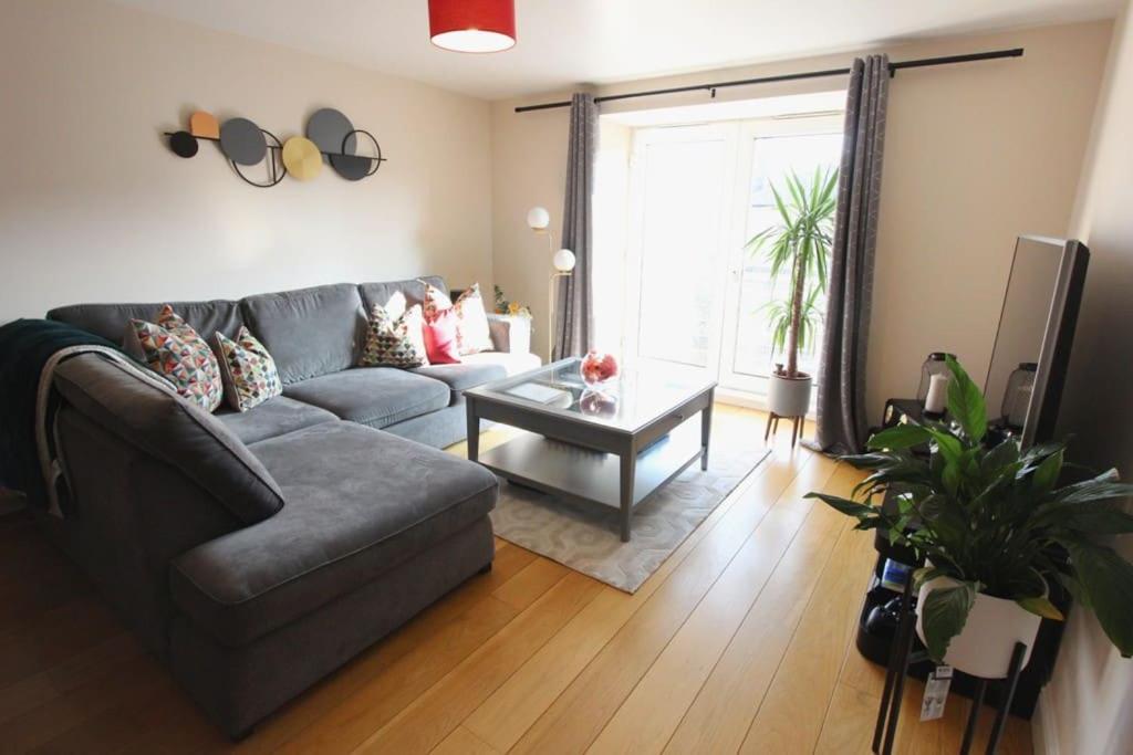 Spacious 2 Bed, 2 Bath apartment -The Shore, Leith
