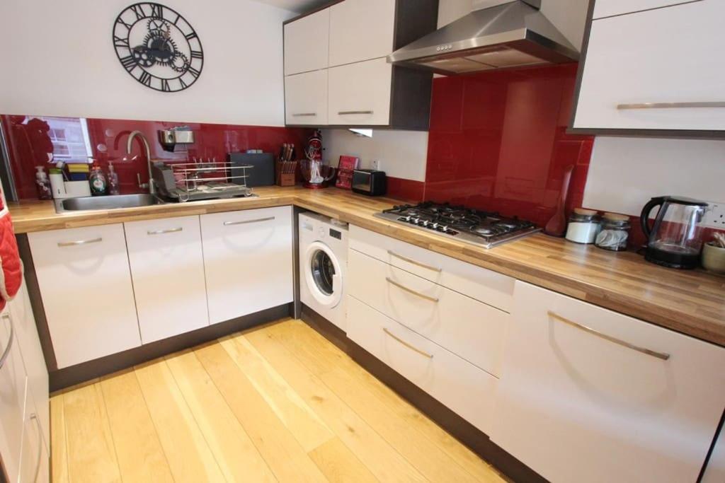 Spacious 2 Bed, 2 Bath apartment -The Shore, Leith